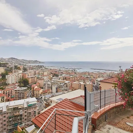 Four Bedroom Holiday In Hébergement de vacances San Remo