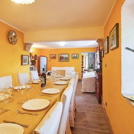 Four Bedroom Holiday In Hébergement de vacances San Remo
